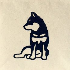 画像2: 黒柴犬 トートバッグ S 【横座り】 犬 グッズ 雑貨 ［ゆる波 オリジナル］ (2)