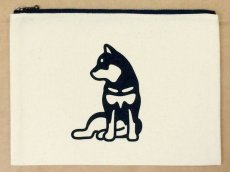 画像2: 黒柴犬 ポーチ 小／大 【横座り】 犬 グッズ 雑貨 ［ゆる波 オリジナル］ (2)