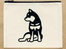 画像1: 黒柴犬 ポーチ 小／大 【横座り】 犬 グッズ 雑貨 ［ゆる波 オリジナル］ (1)